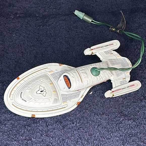 Star Trek‘Voyager’ Two vintage Hallmark Ornaments. USS Voyager & Captain Janeway - Picture 5 of 6
